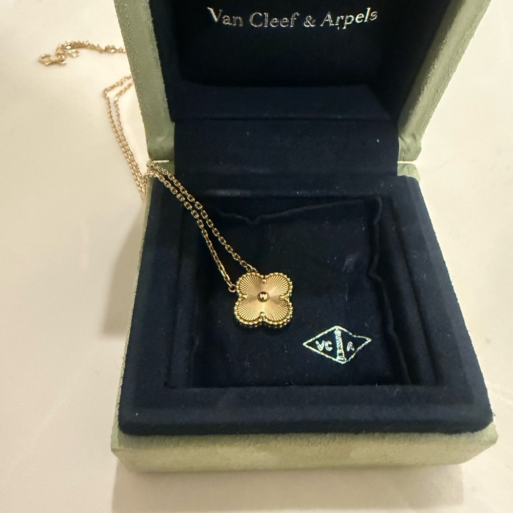 Van Cleef & Arpels Gold Floral Pendant Necklace - Picture 4 of 5